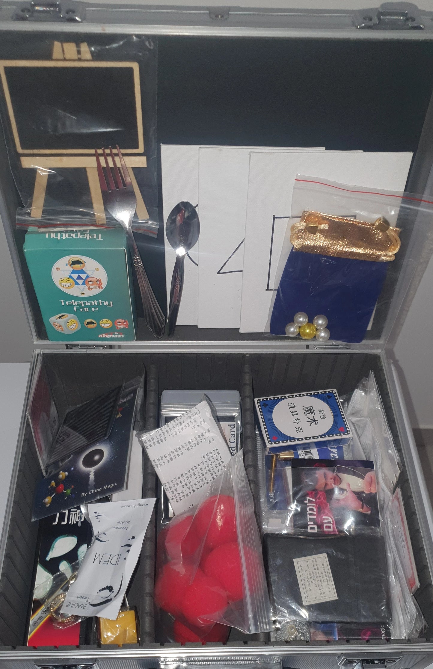מזוודת מנטליסט מוחלט 50 קסמים מנטליזם - 379 שח בחודש!